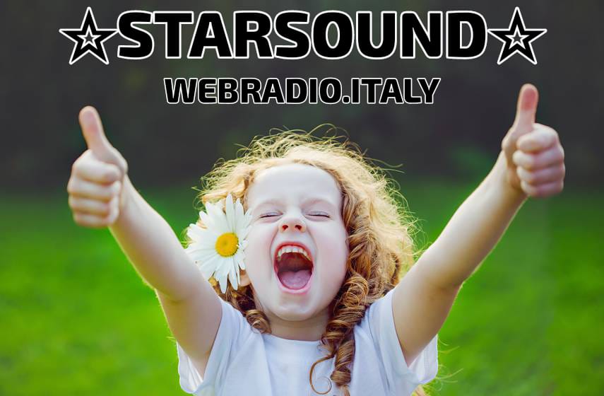 Ragazza bionda con margherita tra i capelli, braccia alzate e sorriso, sfondo verde sfocato. Logo Starsound.