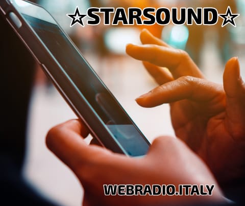 Mani che usano uno smartphone con logo Starsound e testo Webradio. Sfondo sfocato urbano.