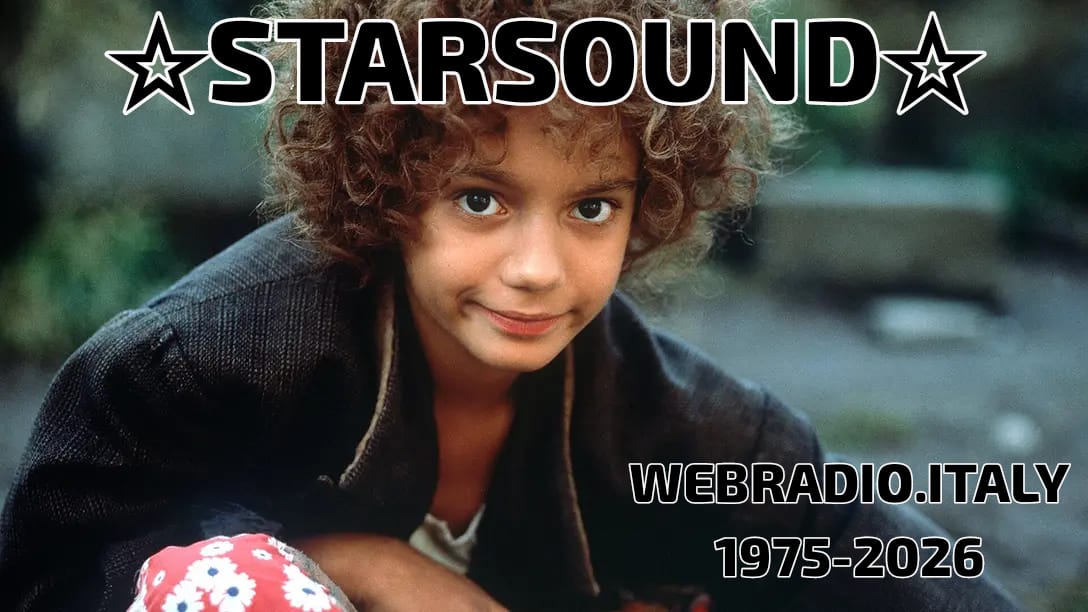 Ragazzo con capelli ricci e sguardo sorridente, sfondo verde sfocato, scritte “Starsound” e “1975-2026”.