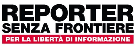 Logo “Reporter Senza Frontiere” con scritta “Per la libertà di informazione” su sfondo bianco e nero.