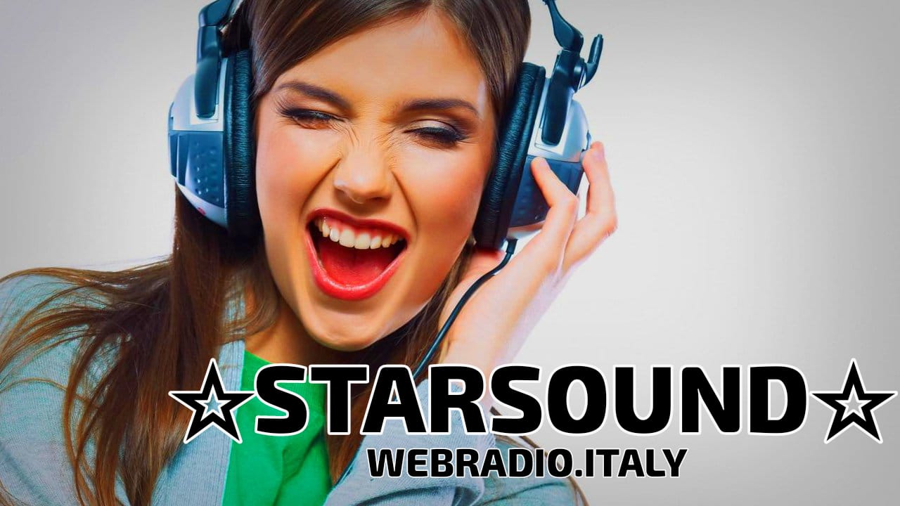 Donna con cuffie da DJ blu, espressione entusiasta, testo “STARSOUND” e “WEBRADIO.ITALY” sullo sfondo.